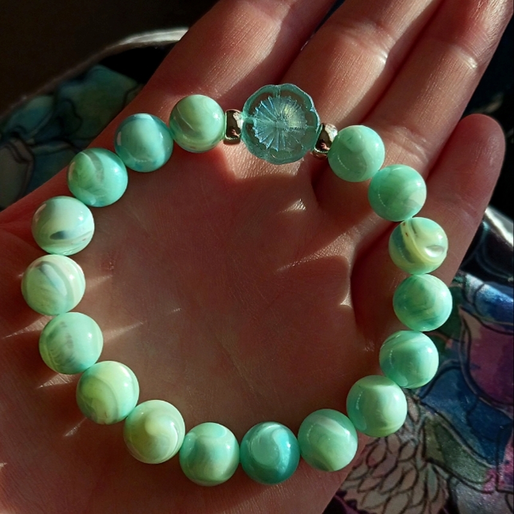 10mm beaded shell crystal flower gemstone stretch bracelet